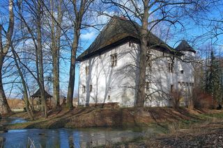 To jeden z najstarszych dworów obronnych w Małopolsce. Wzniesiono go w sławnej wsi