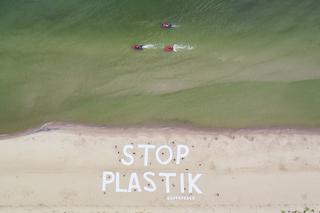 Wielki napis Stop plastik na plaży w Kołobrzegu