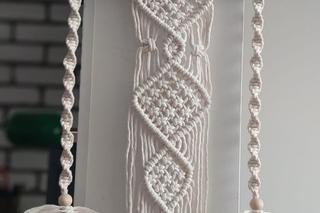 Kijem sznurkiem i pędzlem wypełnia swój czas