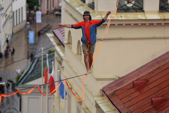   Urban Highline Festival 2023 w Lublinie. Slacklinerzy robią cuda na linach!