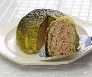 Kapusta włoska nadziewana mięsem i kaszą. Niesamowicie efektowna i równie pyszna