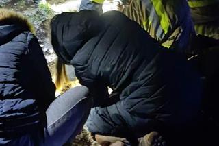 Maleństwo zaklinowało się w bobrzej norze. Wcześniej ktoś wyrzucił szczeniaki w szczerym polu