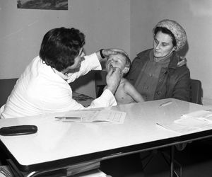 Quiz PRL: Katar, kaszel, ból głowy. Jak leczono się w PRL-u? Rozwiąż quiz i przenieś się w czasie