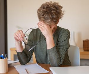 Cichy winowajca problemów z pamięcią w czasie menopauzy. Sprawdź, czy też masz ten niedobór