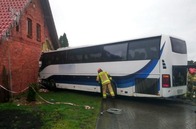 Koszmarny wypadek na DK 25 pod Bydgoszczą! Autobus wbił się w dom [ZDJĘCIA]