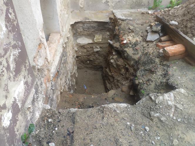 badania archeologiczne  na patio kamienicy przy ul Dworcowej 2  