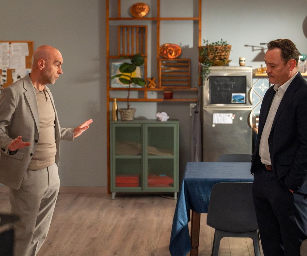 Paweł Ławrynowicz jako Robert Stefaniak i Andrzej Szeremeta jako Bazylow na tle domowego salonu, gdzie Stefaniak gestykuluje, a Bazylow stoi zamyślony. Scena przedstawia negocjacje, gdzie Sonia zostanie wykorzystana, jak dowiesz się o tym więcej na Super Seriale.