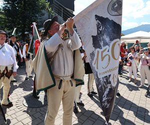 150 lat przewodnictwa tatrzańskiego. W Zakopanem przewodnicy paradnie maszerowali po Krupówkach [GALERIA]