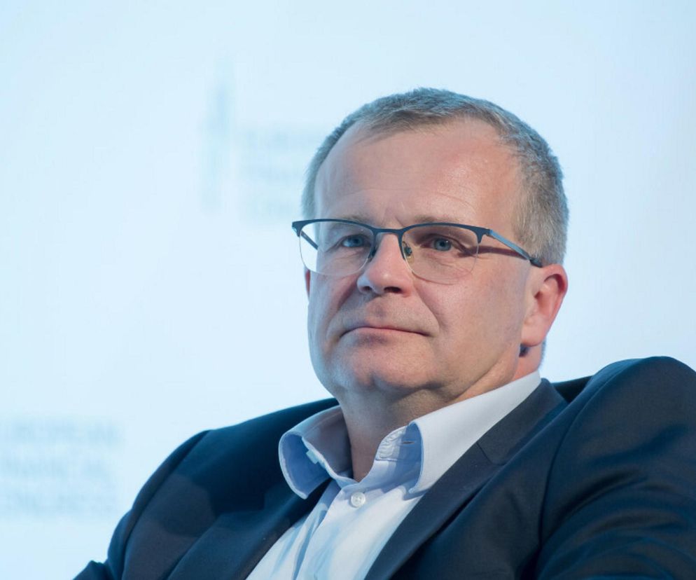Ludwik Kotecki, członek RPP, z poważnym wyrazem twarzy, w okularach, jasnej koszuli i ciemnej marynarce, podczas European Financial Congress, omawia perspektywy obniżki stóp procentowych i deficyt. O tej analizie przeczytasz na portalu Super Biznes.