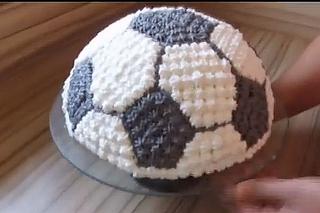 Tort urodzinowy w kształcie piłki - jak zrobić? [dokładny przepis]