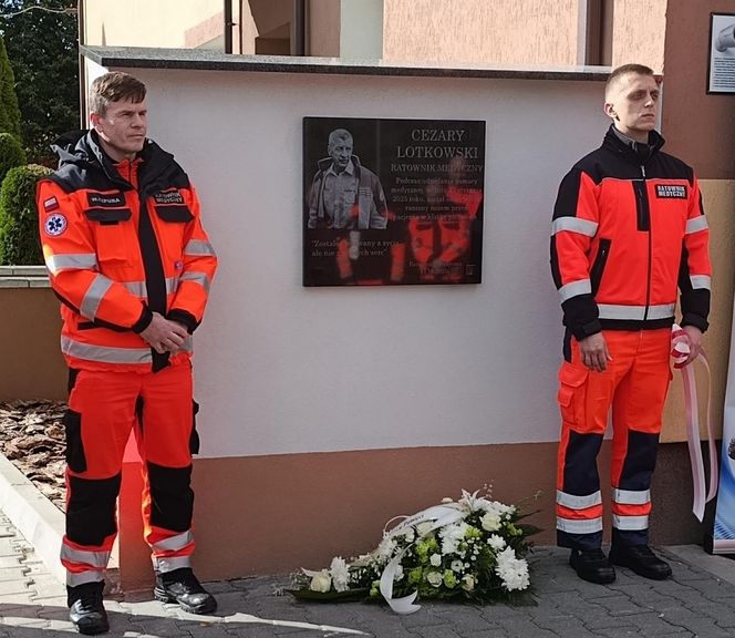 Biała Podlaska. Odsłonięcie tablicy poświęconej ratownikowi medycznemu. 64-latek został śmiertelnie dźgnięty nożem na służbie [ZDJĘCIA]