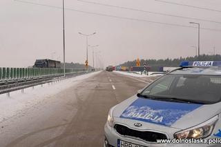 Kierowca uwięziony w rozbitej kabinie. Groźny wypadek na A4 pod Wrocławiem. Autostrada była zablokowana