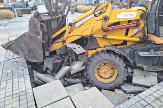 Koparka wjechała na fontannę i się zapadła. Burmistrz: „Chce mi się wyć!”