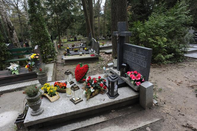  Radosław Majdan na grobie mamy