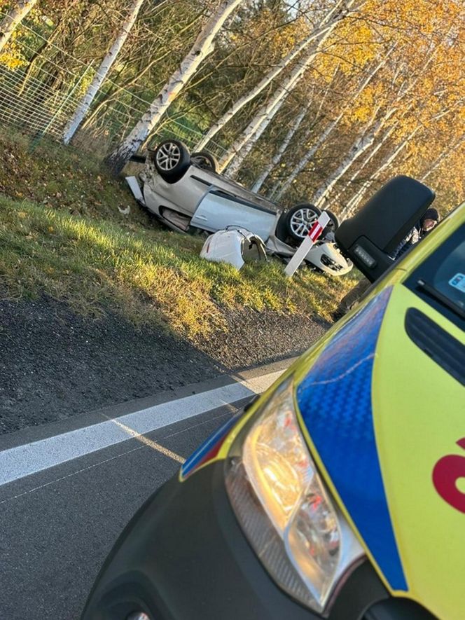 Ratownicy oburzeniem zachowaniem kierowców po wypadku na DK94 pod Legnicą. Nikt nie pomógł poszkodowanej kobiecie? [ZDJĘCIA]. 