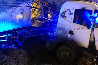 Wypadek w gminie Chełmża. Ciężarówka wylądowała na drzewie!