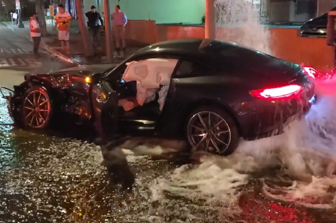 Mercedes-AMG GT rozbity na hydrancie