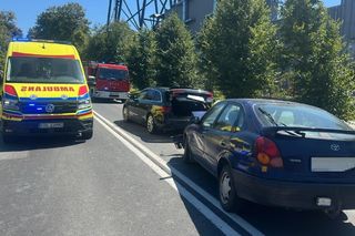 87-letni kierowca toyoty wjechał w audi. Dwie osoby trafiły do szpitala. Lądował śmigłowiec LPR