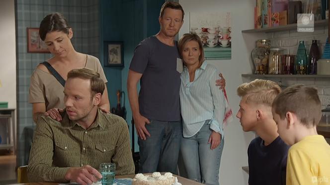 Pierwsza miłość, odcinek 3132 - opis, streszczenie: Janek wraca z Kingą i Marysią do domu