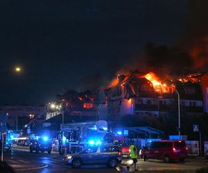 Pożar w Ząbkach. Strażacy przeszukują pogorzelisko