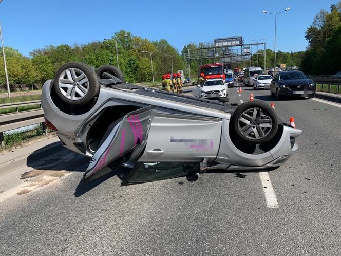 Dachowanie traficara w Warszawie. Ściął latarnię, która uderzyła w drugi pojazd