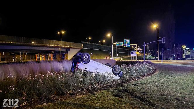 Zabrze: Pijany kierowca z Ukrainy dachował na rondzie Sybiraków. Miał ponad 2 promile!