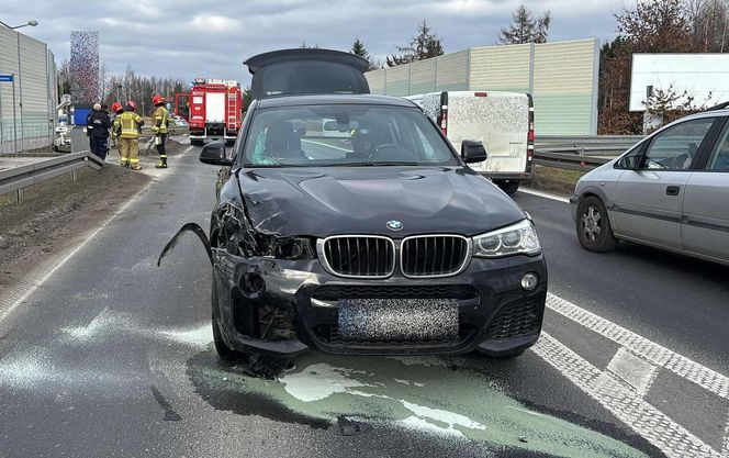 Kraksa kilku aut. 69-latek z dużą prędkością wyprzedzał sznur samochodów. Zdemolował bariery