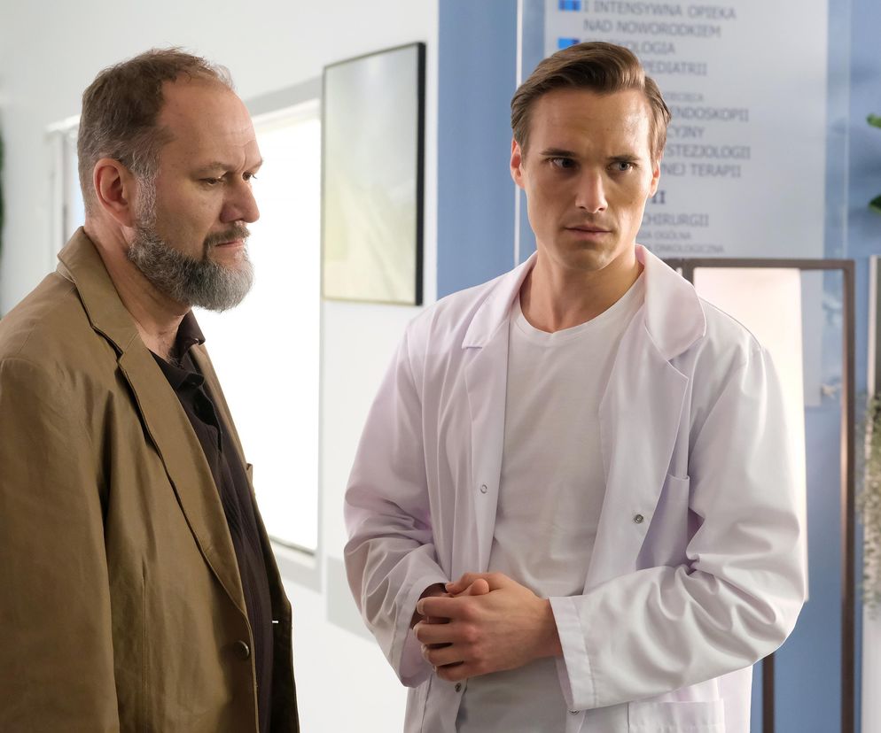 Mirosław Wójcik (Jakub Kornacki) i Olek Chodakowski (Maurycy Popiel) w scenie z serialu „M jak miłość”, gdzie Wójcik po uratowaniu syna przez Olka stanie po stronie Chodakowskich, co można przeczytać na Super Seriale.