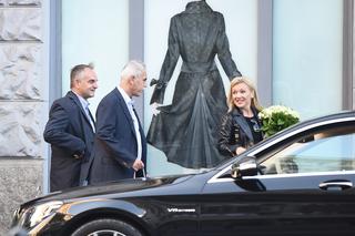 Pawlak wprowadza przyjaciółkę na salony