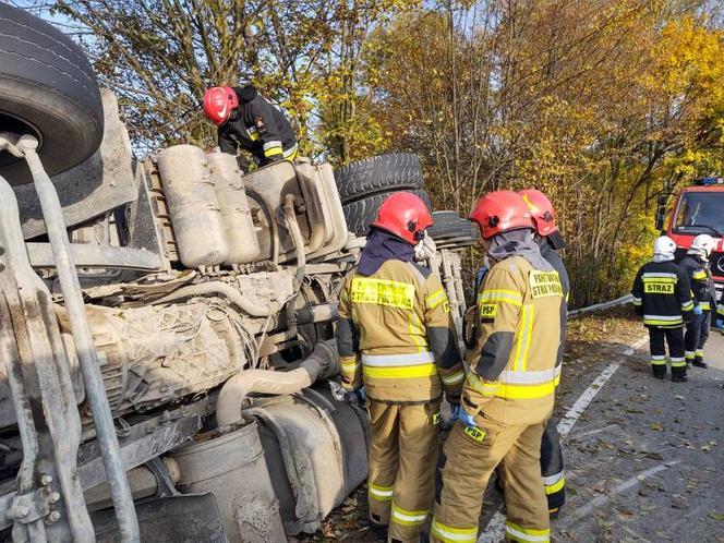 Ciężarówka wylądowała na boku! GROŹNY incydent w Trzycierzu