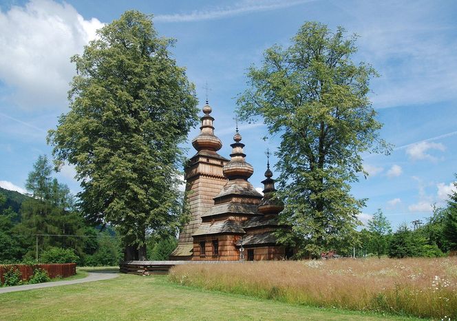 To dawna małopolska wieś rycerska. Znajduje się w niej najpiękniejsza łemkowska cerkiew