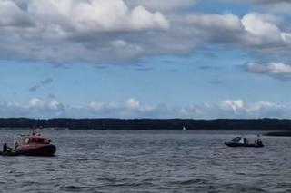 Trzy osoby zginęły w czasie szkwału na jeziorze Niegocin. Znaleziono jedną z łodzi [ZDJĘCIA]