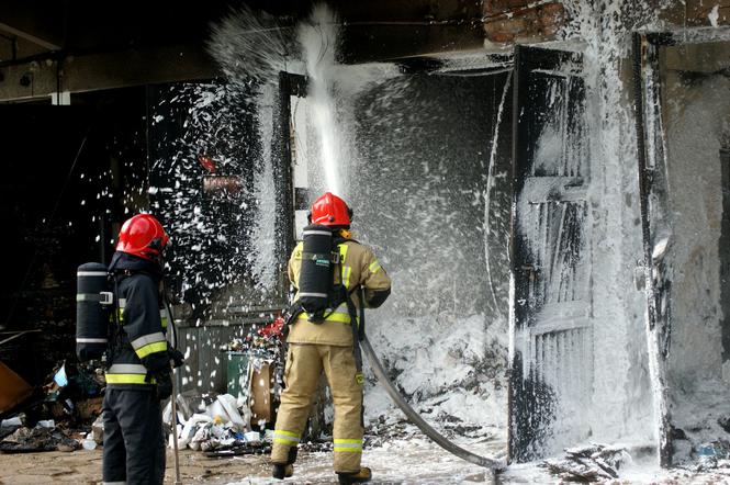 Pożar garaży przy USK w Białymstoku. Jedna osoba poparzona