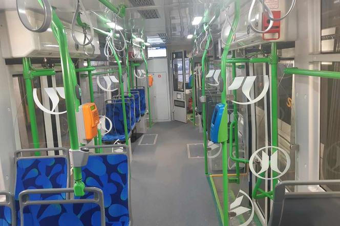Kolejny tramwaj dwukierunkowy wozi pasażerów w Szczecinie. Jeździ bez zawracania