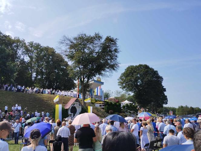 Rocznica koronacji Matki Bożej Kębelskiej w Wąwolnicy. Pojawiło się tysiące wiernych. Zobacz