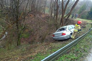 Janowice. Kierowca bmw przeszarżował na śliskiej drodze. Drzewa uratowały go przed katastrofą