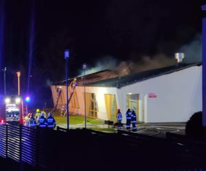 Spłonęło nowe przedszkole pod Pułtuskiem. Ogień zaatakował budynek w nocy! Straty oszacowano na ponad milion złotych