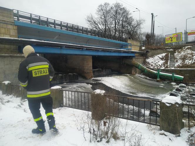 Strażacy usuwali zator lodowy na tamie zalewu Pasternik