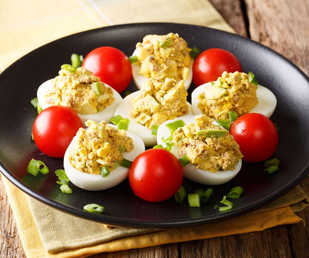 jajka faszerowane tuńczykiem i ogórkiem kiszonym