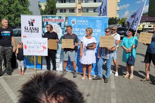 Protest pod przychodnią na Śląsku. Nie chcą eksperymentów na dzieciach