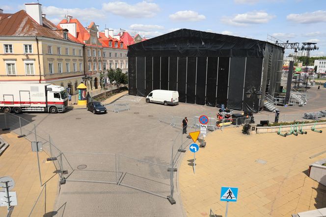 Przed sobotnim koncertem trwa budowa sceny na pl. Zamkowym w Lublinie