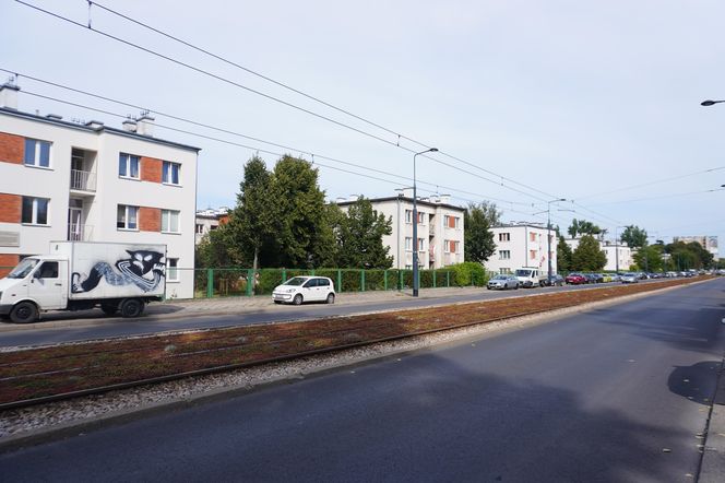 Kamienica mieści się przy ruchliwej ulicy Obozowej stanowiącej połączenie tramwajowe Bemowa z Wolą i dalej ze Śródmieściem