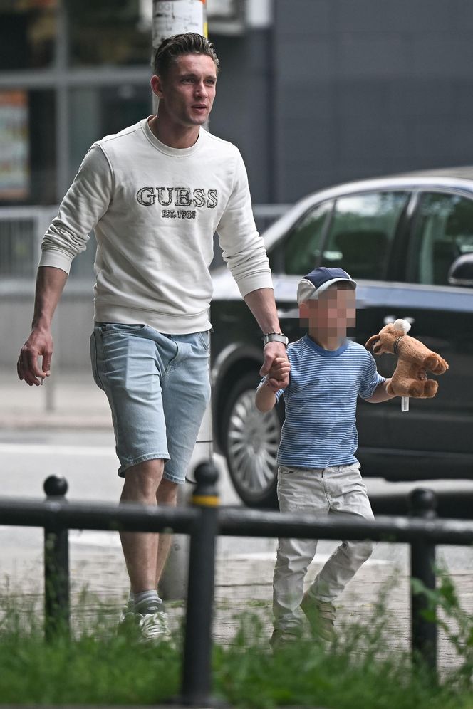 Filip Gurłacz na spacerze z żoną i synem. Nie zwalczył nałogu 