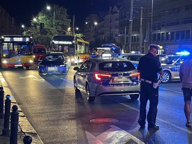 Warszawa. Kierowca BMW potrącił policjanta. Funkcjonariusz wpadł na maskę auta i huknął na asfalt