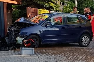 Rąbnął w ogrodzenie zabił pasażerkę