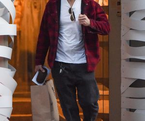 Maciej Zakościelny głaszcze kołdrę po rozwodzie