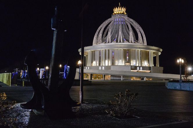 Ojciec Tadeusz Rydzyk ma swój witraż w kościele w Toruniu