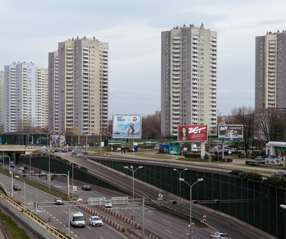 Osiedle Gwiazdy w Katowicach, grupa wysokich bloków mieszkalnych o innowacyjnym, gwieździstym kształcie, górująca nad drogą szybkiego ruchu. Jest to historyczny przykład architektury PRL, o którym można przeczytać na Architektura Murator Plus.