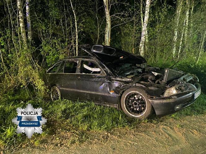 Kompletnie pijany 21-latek wsiadł do BMW. Auto roztrzaskał w przydrożnym rowie, jego pasażer zginął