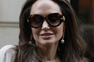 Angelina Jolie bez stanika